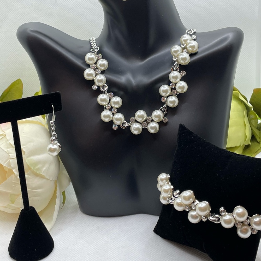 Pearl necklace set with diamond